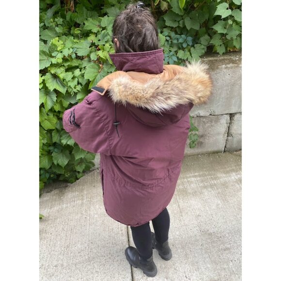 Vintage 90s oversized Snow Goose Canada Goose Down Winter Coat in Burgundy Fur - Picture 9 of 16